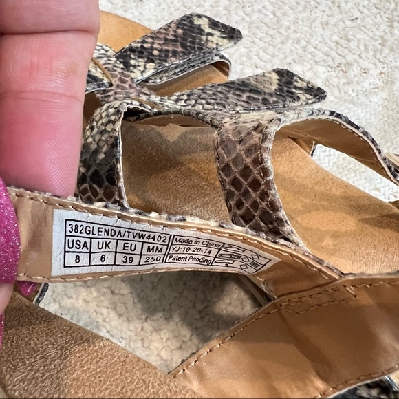 VIONIC Glenda black/brown/beige snake print sandals. Reposhed but never worn . - Picture 8 of 8